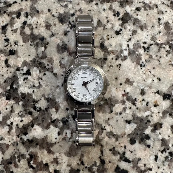 ⌚ Fossil Women’s Silver Watch | Stainless Steel | Crystal Bezel - Picture 3 of 5
